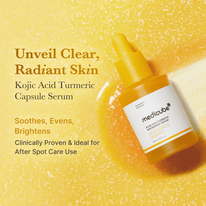Campagnebeeld van Medicube Kojic Acid Turmeric Niacinamide Serum met een sterk geel kleurenpalet dat glow, glans en huidverbeterende eigenschappen benadrukt. De focus ligt op het kalmeren van de huid, het egaliseren van de teint en het geven van een helderdere uitstraling na post-acne care.