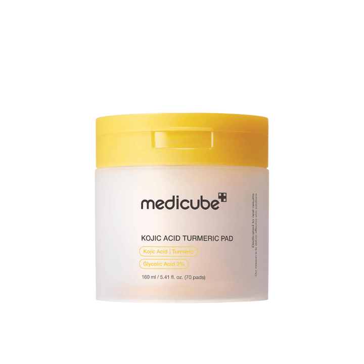 Vrijstaande productafbeelding van Medicube Kojic Acid Turmeric Pad in een gele pot met exfoliërende pads die kojinezuur, kurkuma en glycolzuur bevatten voor een egalere huidtoon en glow.