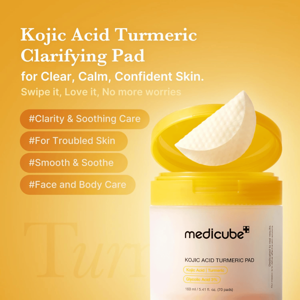 Campagnebeeld voor Medicube Kojic Acid Turmeric Pad dat exfoliërende pads voor een helderdere huid, verzachtende verzorging en gebruik op zowel gezicht als lichaam benadrukt.