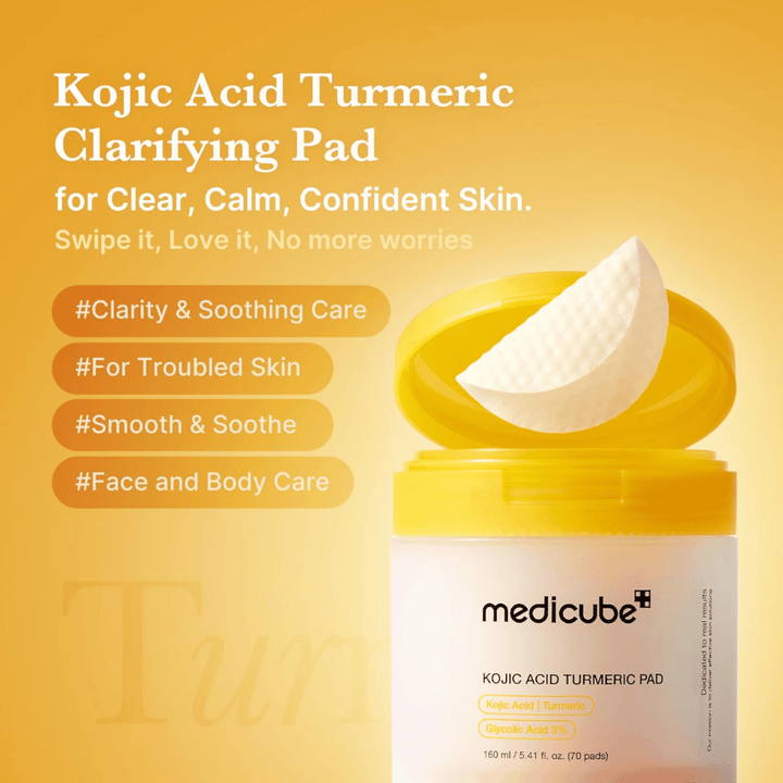 Campagnebeeld voor Medicube Kojic Acid Turmeric Pad dat exfoliërende pads voor een helderdere huid, verzachtende verzorging en gebruik op zowel gezicht als lichaam benadrukt.
