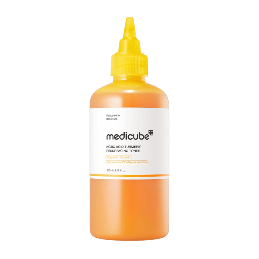 Vrijstaande productafbeelding van Medicube Kojic Acid Turmeric Resurfacing Toner in een gele applicatorfles voor exfoliërende huidverzorging en verbeterde huidstructuur.