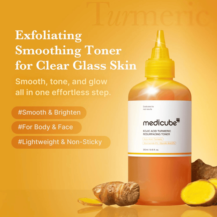 Campagnebeeld voor Medicube Kojic Acid Turmeric Resurfacing Toner dat exfoliërende toner benadrukt voor glow, een egale huidtoon en een licht hydraterende formule voor gezicht en lichaam.