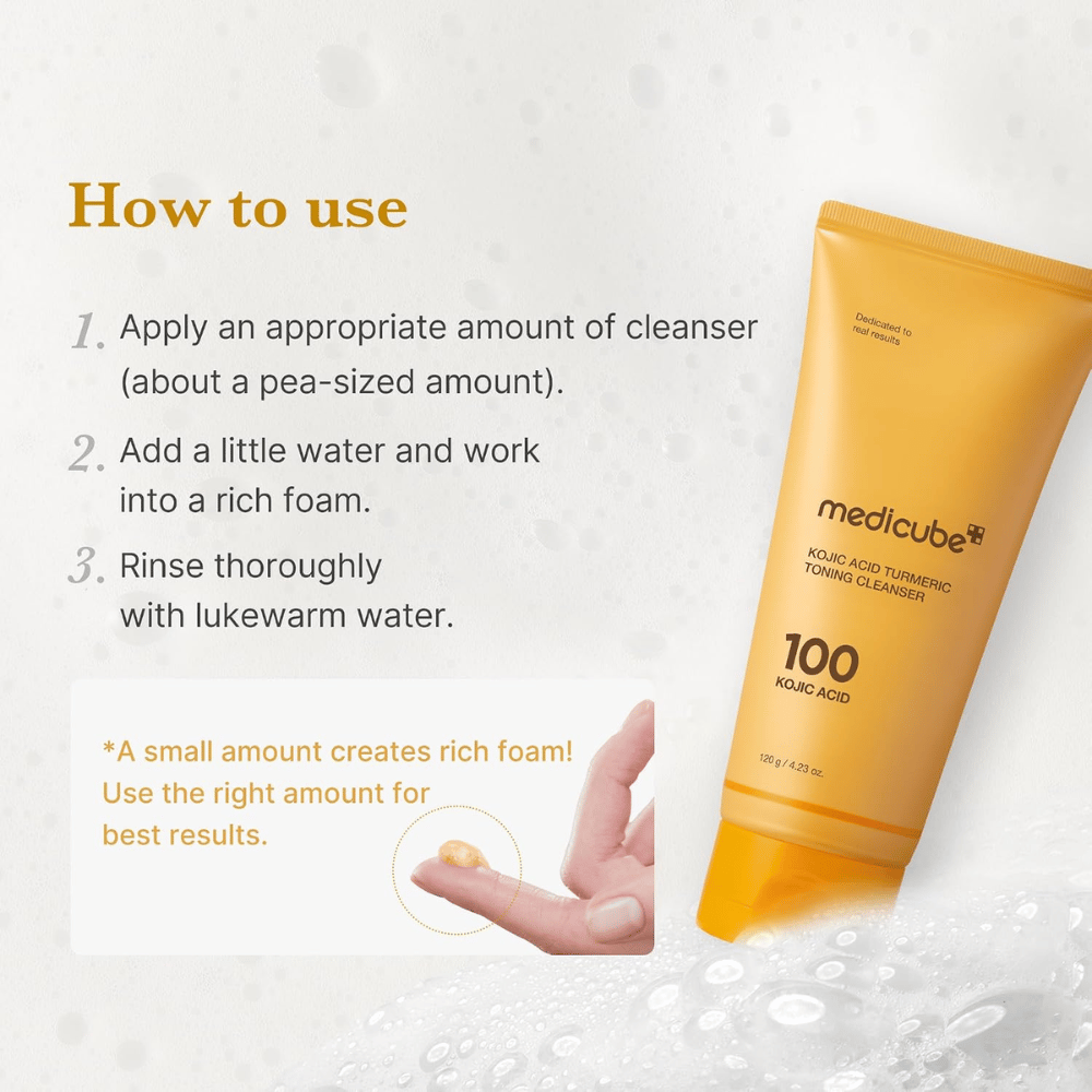 Medicube Kojic Acid Turmeric Toning Cleanser met gebruiksaanwijzing in drie stappen. Gele reinigingstube en gel op een vingertop die de dosering toont.