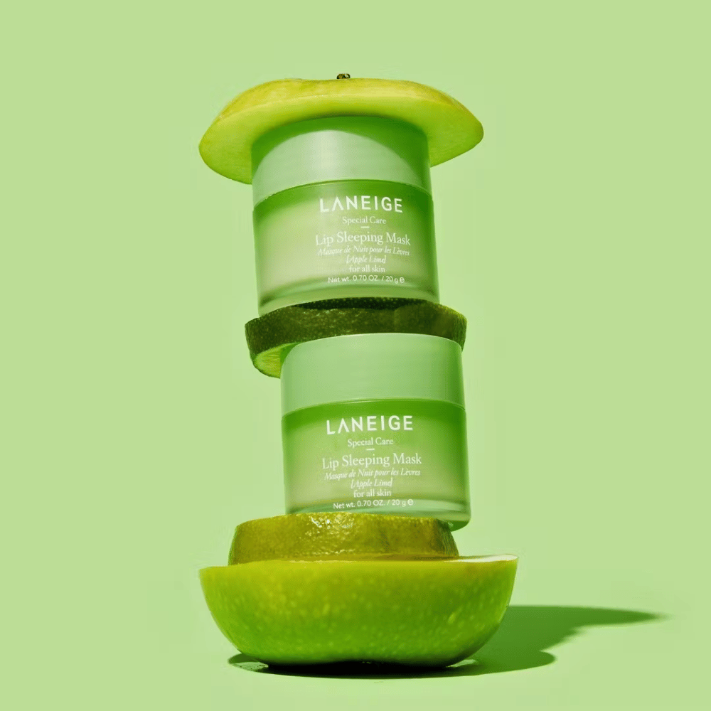 Twee potjes met LANEIGEs Lip Sleeping Mask Apple Lime 20g gestapeld op elkaar en bieden hydratatie.