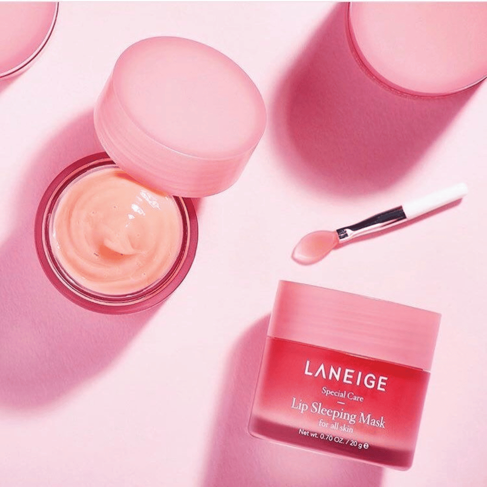 K-beauty's Laneige's Lip Sleeping Mask Berry 20g op roze achtergrond.