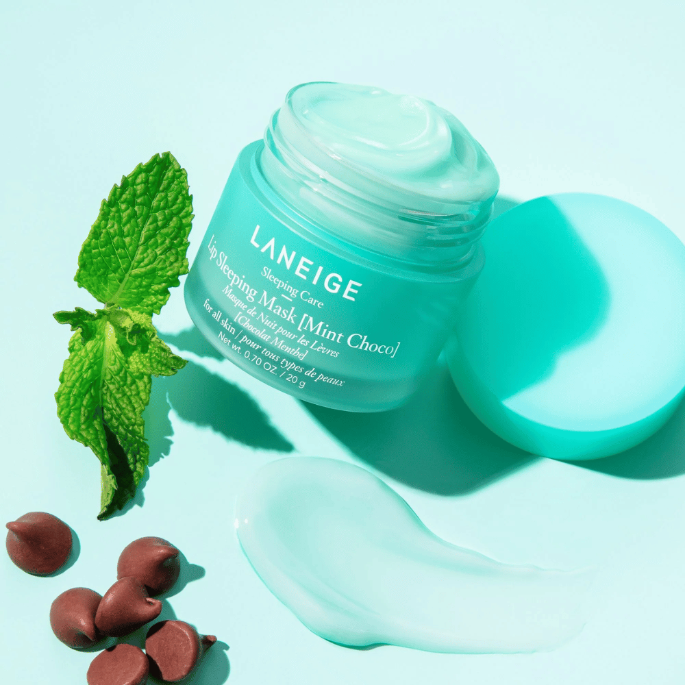 LANEIGE's Lip Sleeping Mask Mint Choco 20g op blauwe achtergrond.