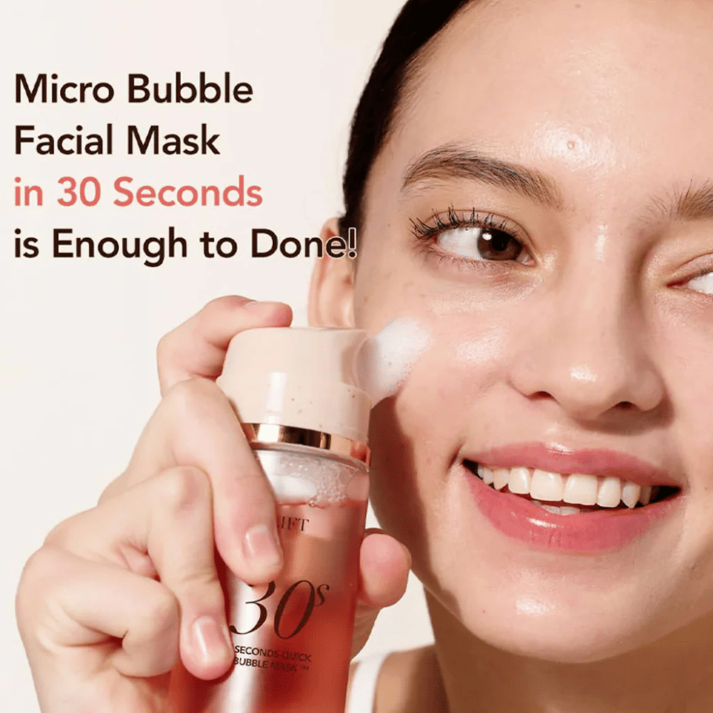 Lifestylebeeld waarop een model MENOKIN bubble mask direct op de huid aanbrengt met microbubbels, samen met tekst die snelle gezichtsverzorging in 30 seconden benadrukt.