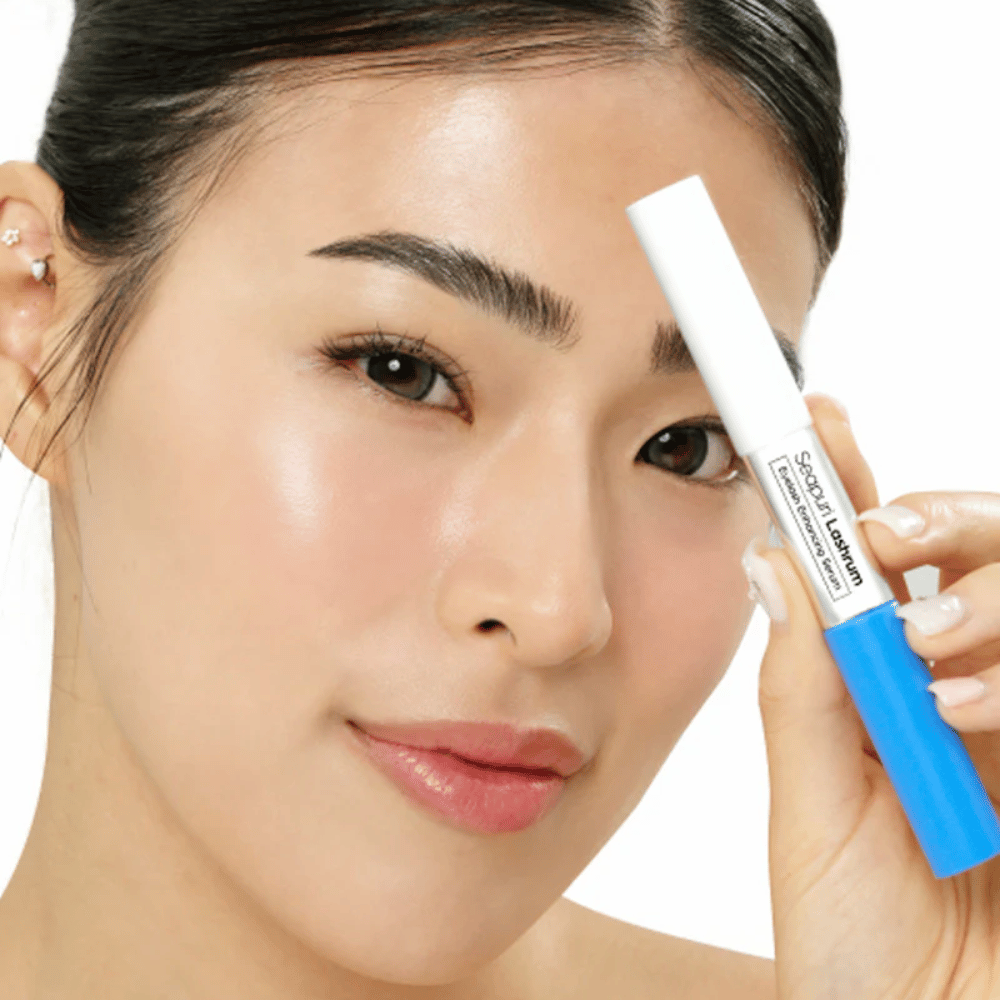 Vrouw houdt Seapuri Lashrum Eyelash Enhancing Serum vast. Een verzorgend wimperserum dat de wimpers versterkt en definieert.