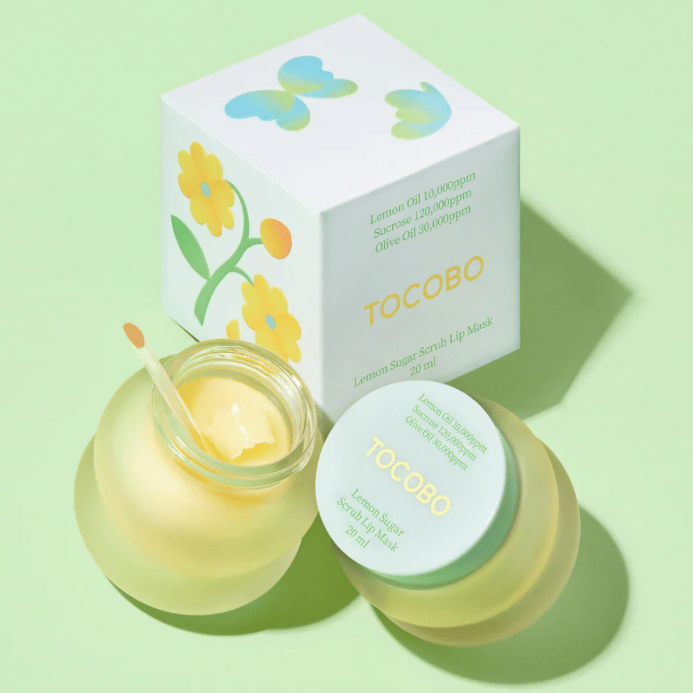 Tocobo Lemon Sugar Scrub Lip Mask samen met zijn verpakking met bloemmotief op een lichtgroene achtergrond.