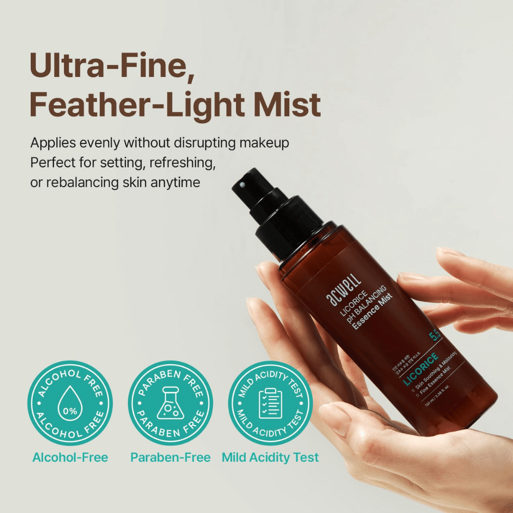 Acwell Licorice pH Balancing Essence Mist wordt in de hand gehouden en als een ultrafijne mist gesprayd. De afbeelding benadrukt een alcoholvrije en parabeenvrije formule en een huidvriendelijke pH die geschikt is voor de gevoelige huid.