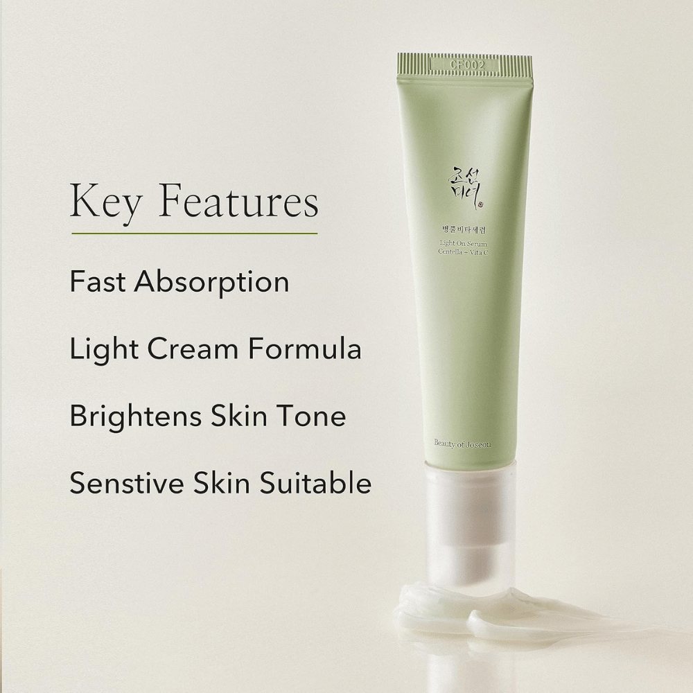 Beauty of Joseon Light On Serum met Centella en vitamine C, wordt getoond staand met uitgeknepen productcrème aan de onderkant. Belangrijke kenmerken worden ernaast vermeld: snelle absorptie, lichte crèmeformule, huidtintverbeterend en geschikt voor gevoelige huid.