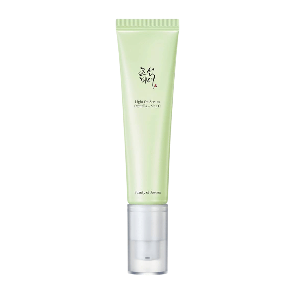 Beauty of Joseon Light On Serum in een lichtgroene tube met pomp, met Centella en vitamine C voor stralende huidverzorging.