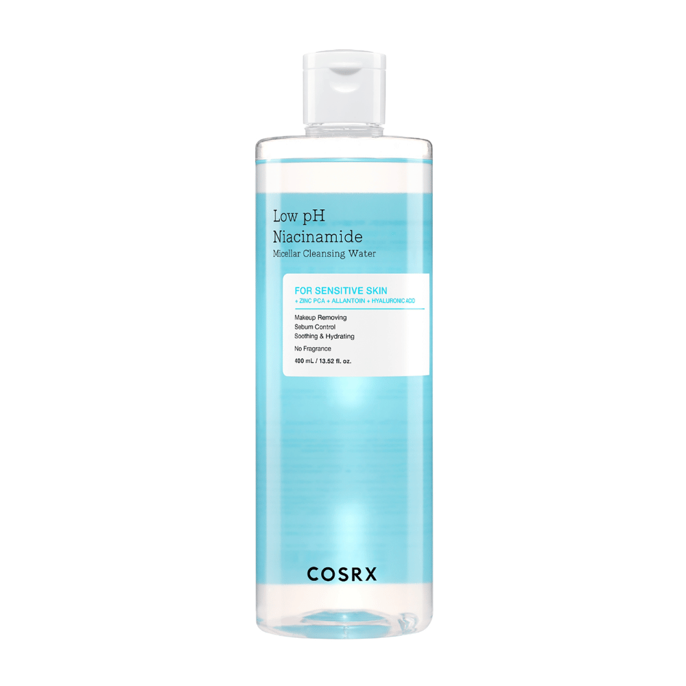Fles met COSRX Low pH Niacinamide Micellar Cleansing Water, bedoeld voor de gevoelige huid.