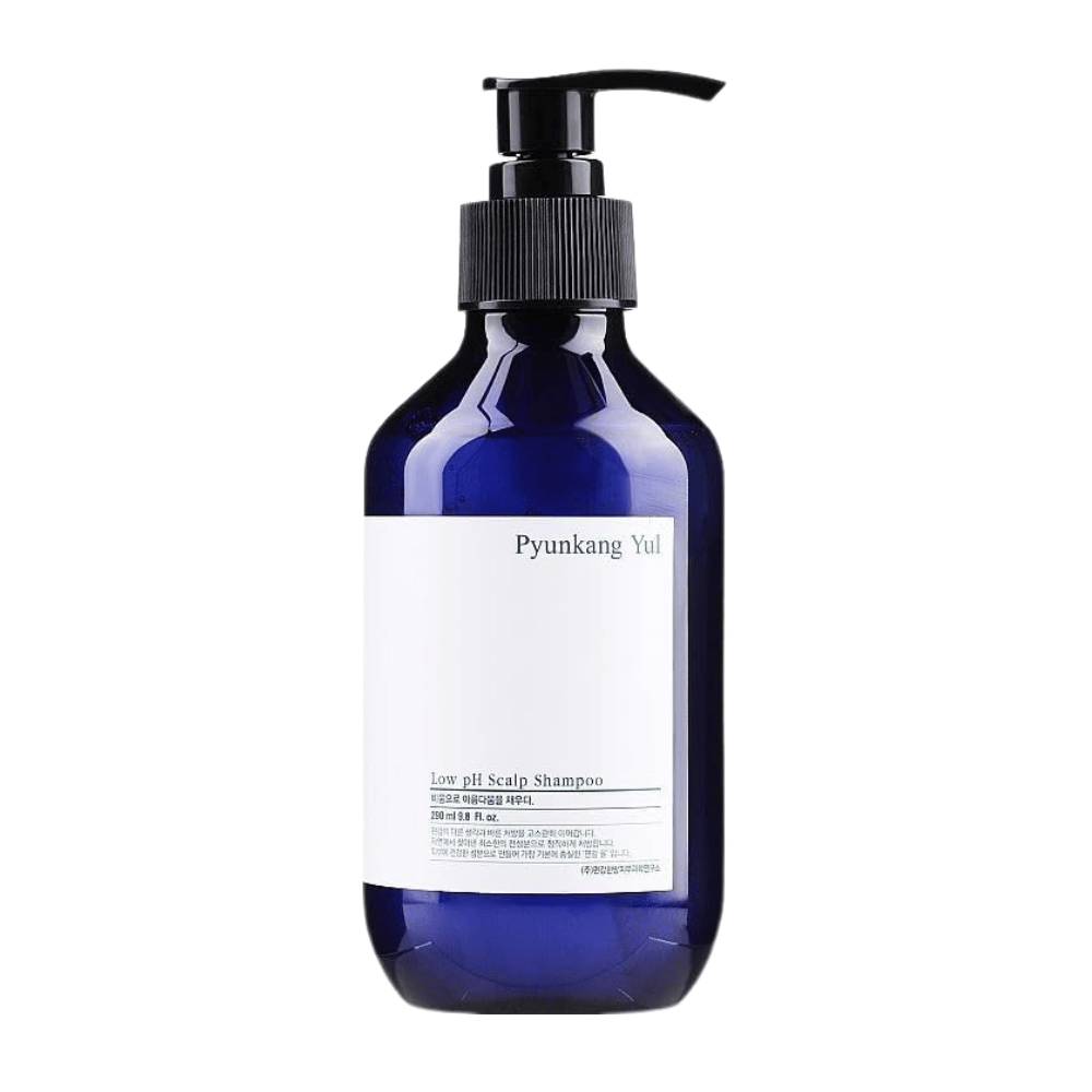 Strakke vrijstaande productafbeelding van Pyunkang Yul Low pH Scalp Shampoo in een blauwe fles met pomp en minimalistisch ontwerp.