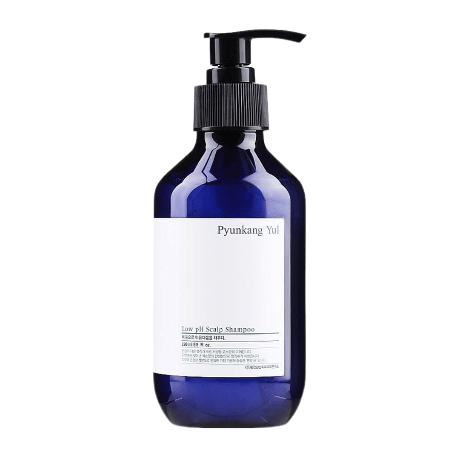 Strakke vrijstaande productafbeelding van Pyunkang Yul Low pH Scalp Shampoo in een blauwe fles met pomp en minimalistisch ontwerp.
