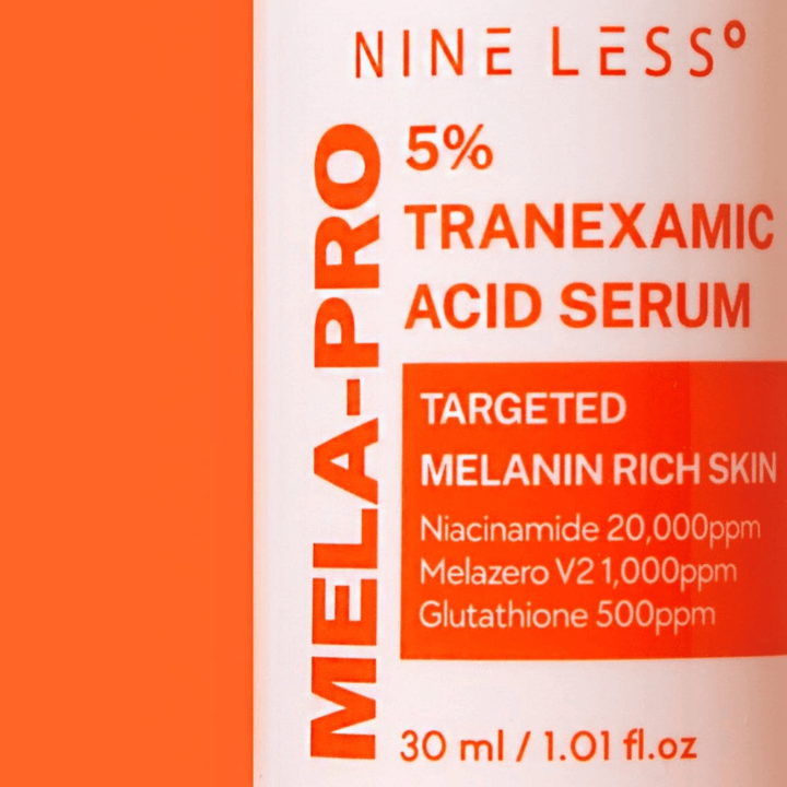 Close-up van NINE LESS MELA-PRO 5% Tranexamic Acid Serum met 5% tranexaminezuur, niacinamide en glutathion.