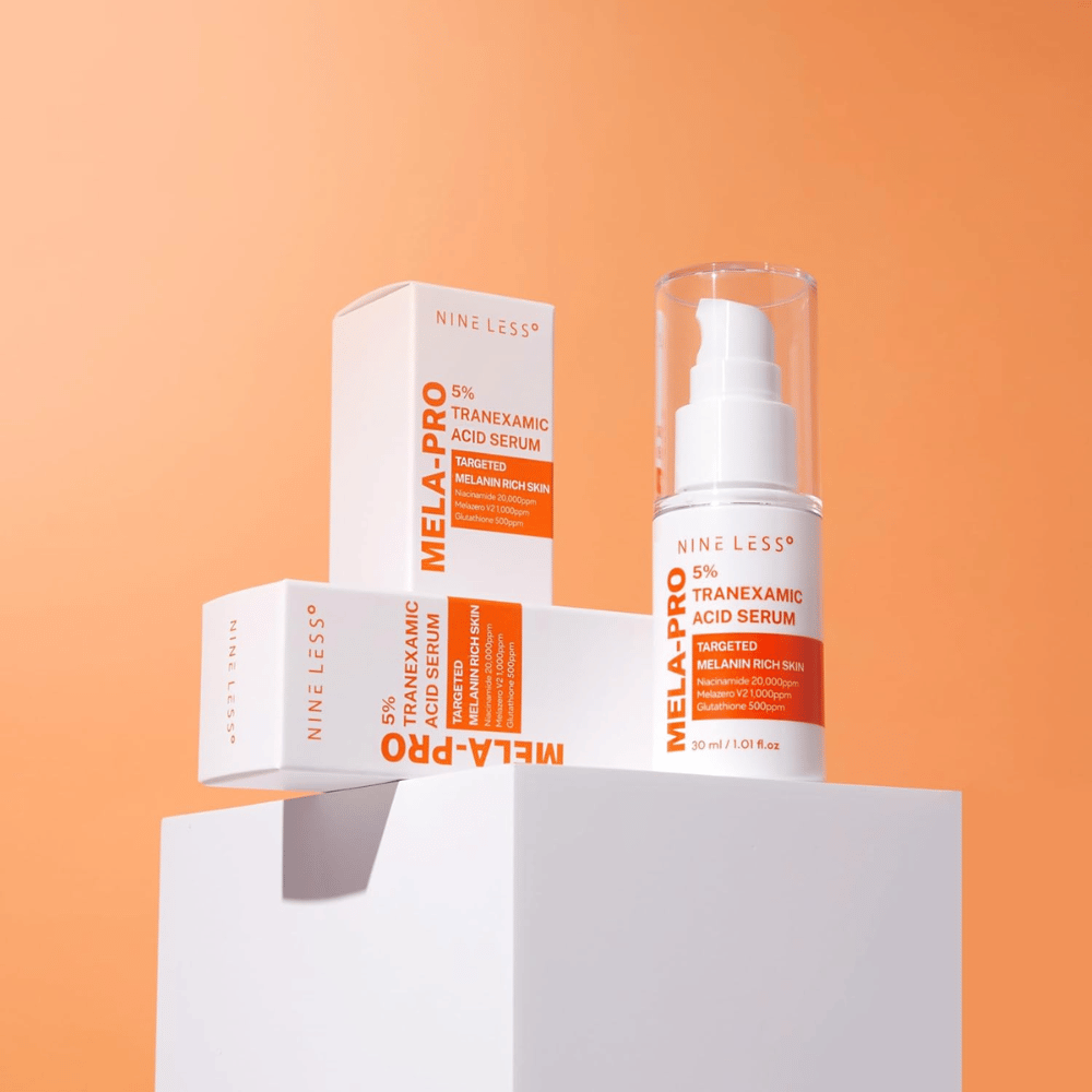 NINE LESS MELA-PRO 5% Tranexamic Acid Serum 30 ml met verpakking, glansgevend serum tegen pigmentvlekken en oneffen huidtint.