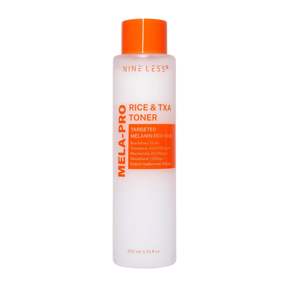 6. NINE LESS MELA-PRO Rice & TXA Toner 200 ml – witte tonerfles met oranje dop en etiket tegen een witte achtergrond