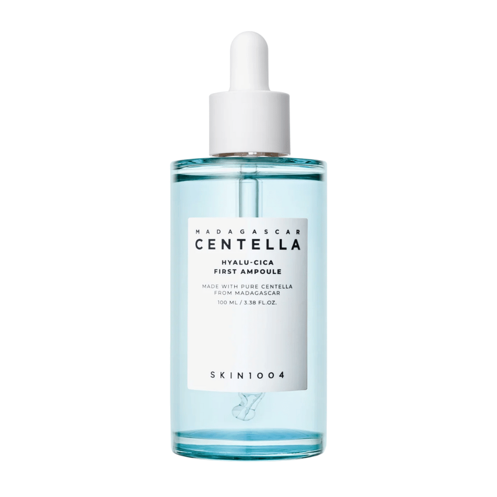 Productafbeelding van Skin1004 Madagascar Centella Hyalu-Cica First Ampoule, 100 ml fles met wit etiket en pipet.