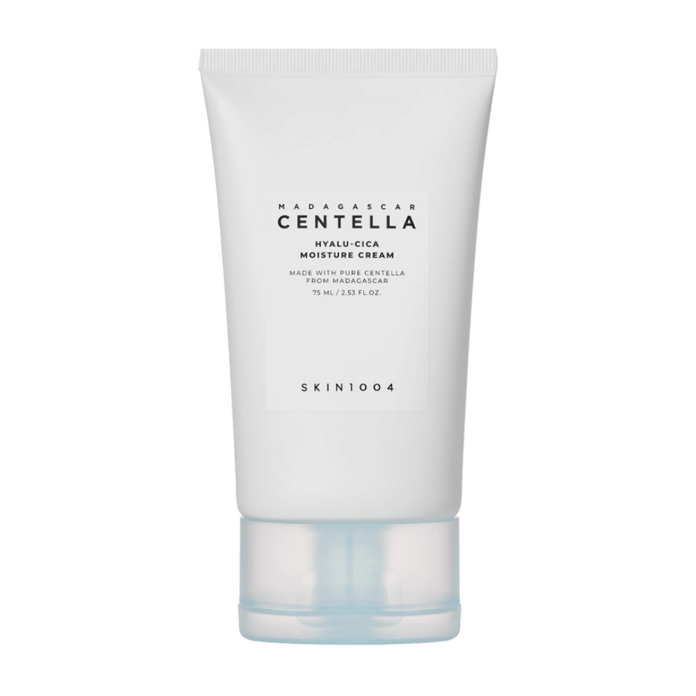 Een witte tube SKIN1004 Madagascar Centella Hyalu-Cica vochtinbrengende crème op een effen achtergrond.