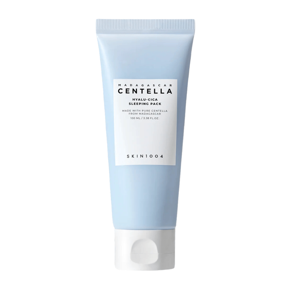 De afbeelding toont "Madagascar Centella Hyalu-Cica Sleeping Pack" in een 100 ml tube van SKIN1004, een huidverzorgingsproduct voor gebruik 's nachts.