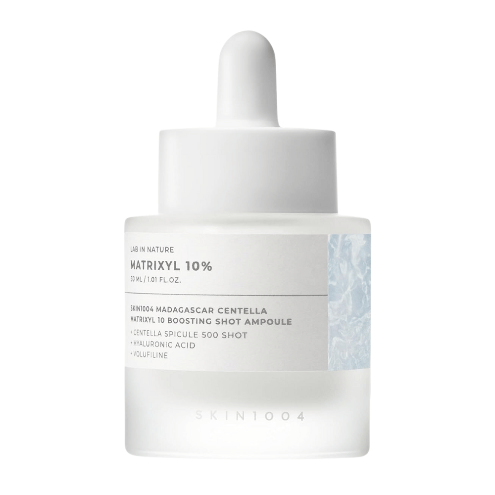 Close-up van SKIN1004 Madagascar Centella Matrixyl 10 Boosting Shot Ampoule die pipet en etiket toont – hooggeconcentreerd peptidenserum voor de elasticiteit en hydratatie van de huid.