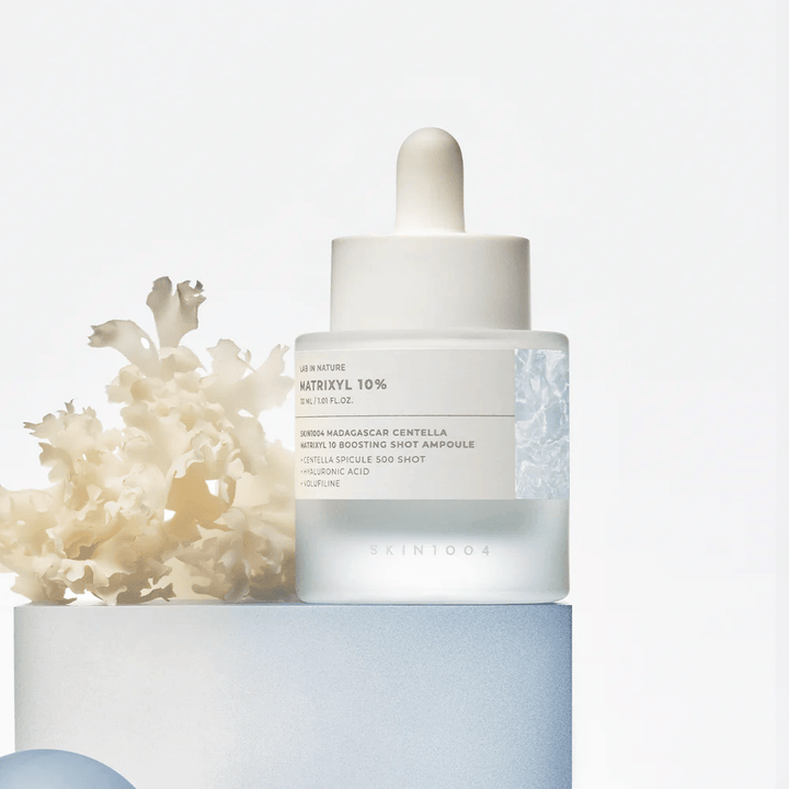 SKIN1004 Madagascar Centella Matrixyl 10 Boosting Shot Ampoule in lifestyle afbeelding – anti-aging serum met peptiden en centella dat de huidbarrière versterkt en stevigheid geeft.