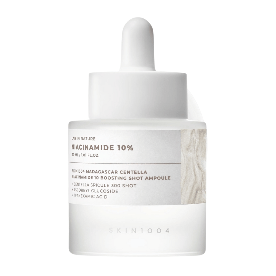 SKIN1004 Madagascar Centella Niacinamide 10 Boosting Shot Ampoule staande op witte achtergrond – hooggeconcentreerd niacinamide-serum voor een helderdere huid, glans en gebalanceerde talgproductie.