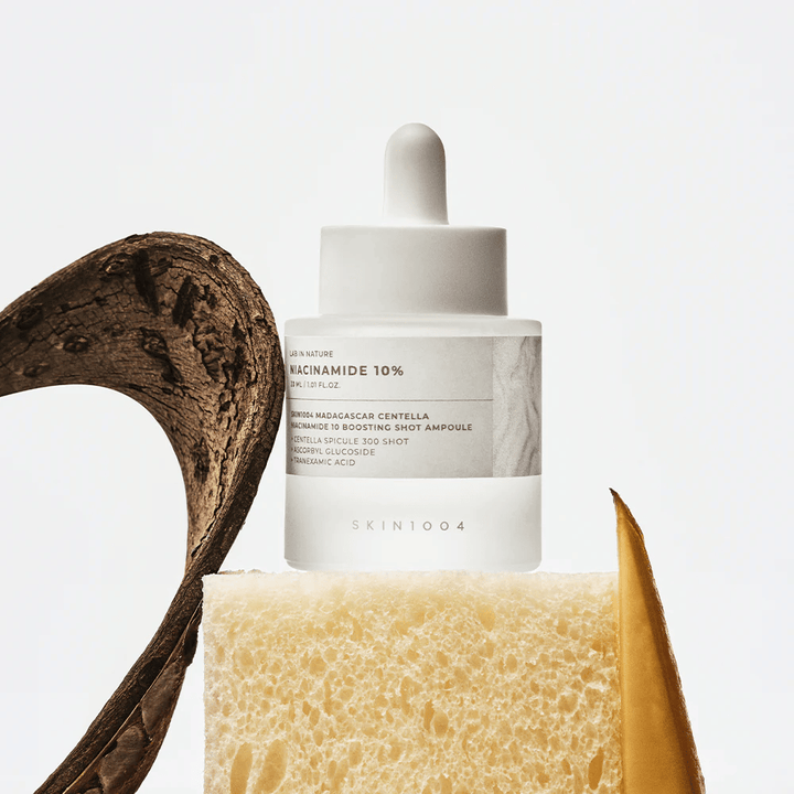 SKIN1004 Madagascar Centella Niacinamide 10 Boosting Shot Ampoule in lifestyle-afbeelding – gezichtsserum dat helpt om een ongelijke huidteint te verminderen en de huidbarrière te versterken.
