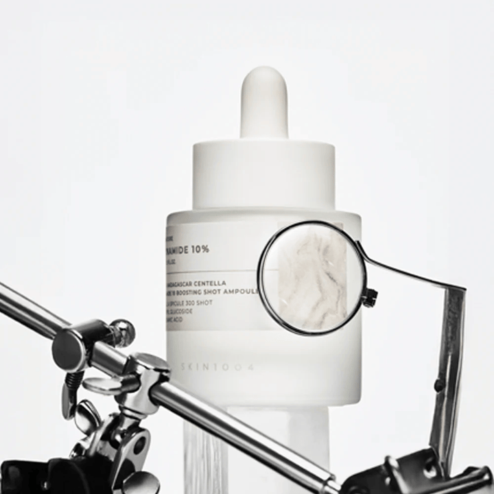 Detailafbeelding van SKIN1004 Madagascar Centella Niacinamide 10 Boosting Shot Ampoule die de focus op ingrediënten en actieve formule benadrukt voor een helderdere huid en egale huidstructuur.