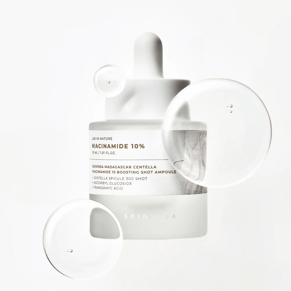 SKIN1004 Madagascar Centella Niacinamide 10 Boosting Shot Ampoule met serumdruppels die een lichte, snel absorberende formule met niacinamide, tranexaminezuur en centella tonen.