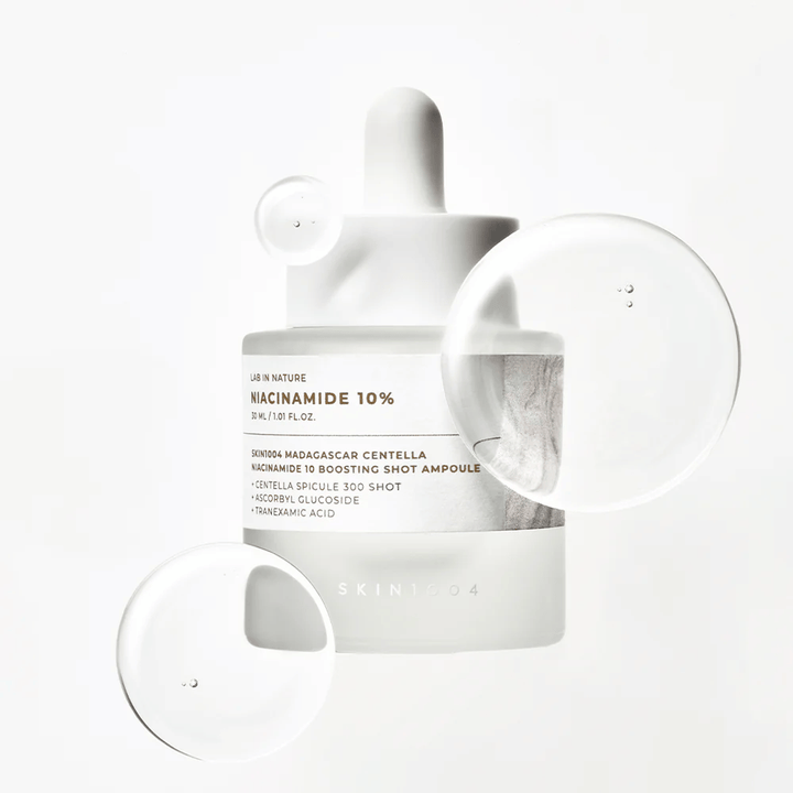 SKIN1004 Madagascar Centella Niacinamide 10 Boosting Shot Ampoule met serumdruppels die een lichte, snel absorberende formule met niacinamide, tranexaminezuur en centella tonen.