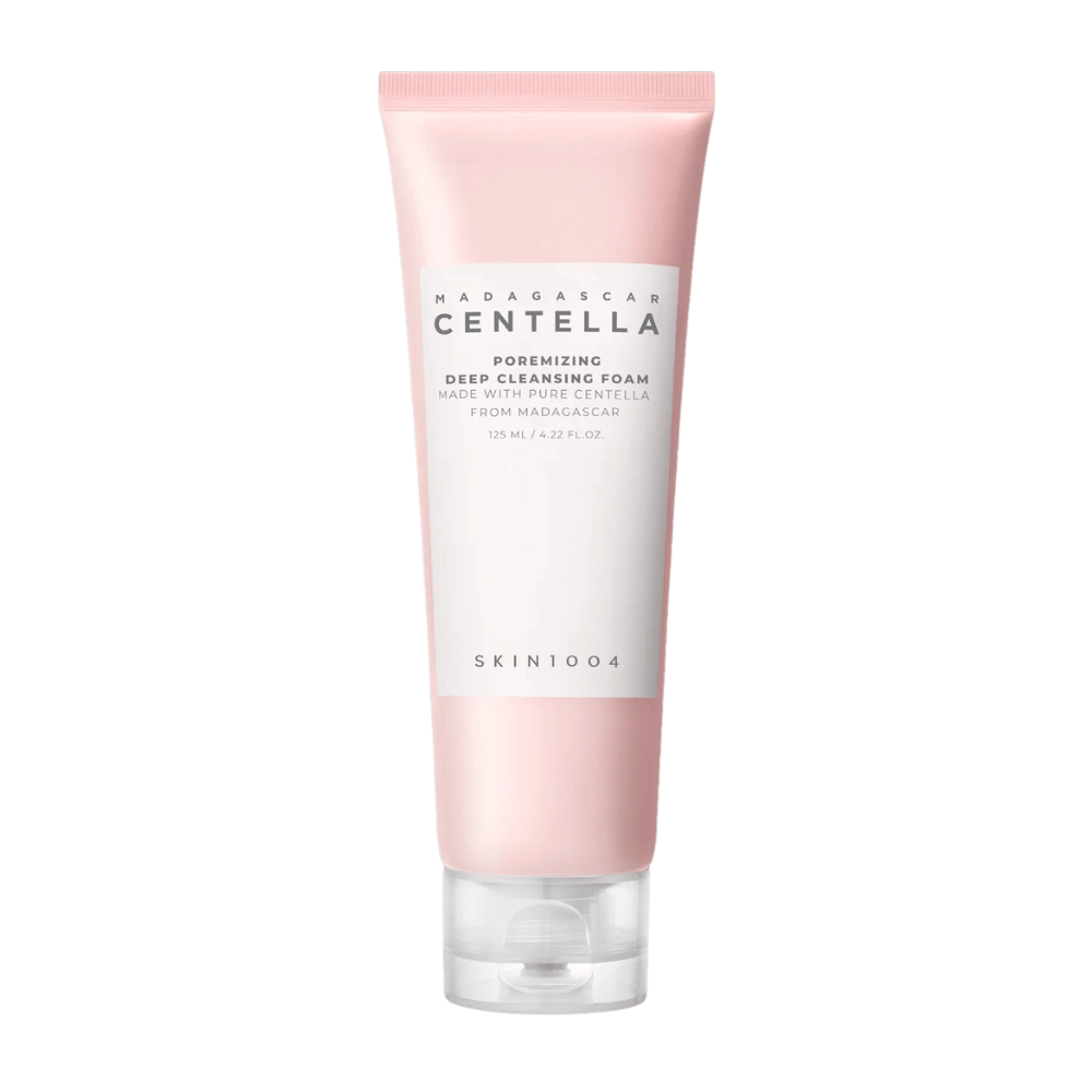 Madagascar Centella Poremizing Deep Cleansing Foam is een reinigingsproduct voor het gezicht, gepresenteerd in een roze tube. De tubes bevatten 125 ml en zijn gemaakt met pure centella uit Madagaskar om de poriën van de huid effectief te reinigen en te verfijnen.