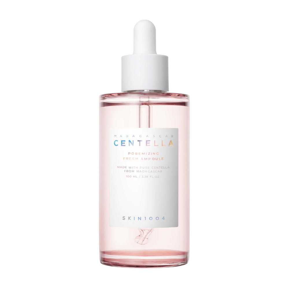 Transparante fles met roze vloeistof en witte druppelpipet, SKIN1004 Madagascar Centella Poremizing Fresh Ampoule, tegen een witte achtergrond.