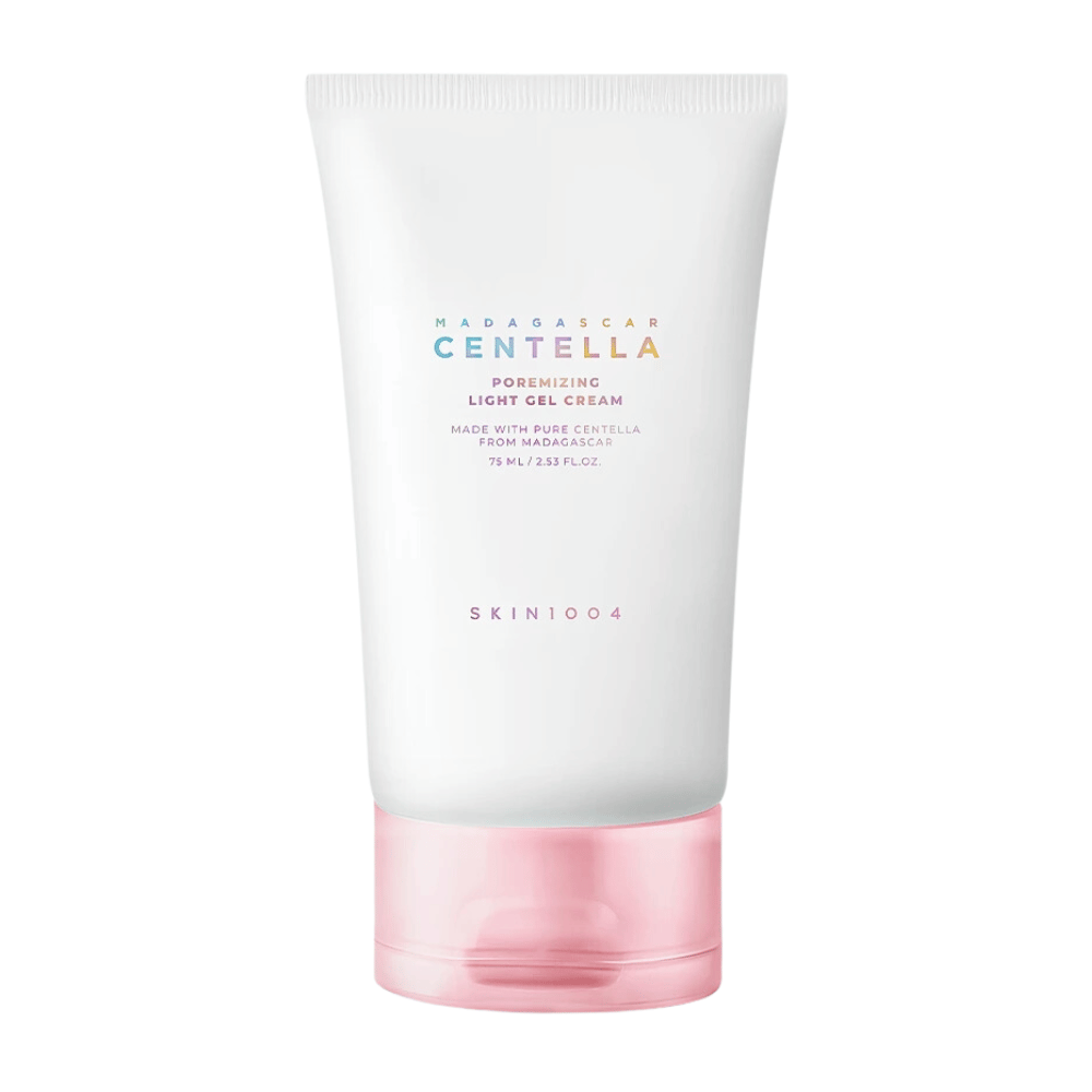 Madagascar Centella Poremizing Light Gel Cream wordt gepresenteerd in een witte en roze tube. Het product is gemaakt met pure centella uit Madagaskar en heeft een lichte, gelachtige textuur, wat het ideaal maakt om poriën te verminderen en een fris gevoel te geven.
