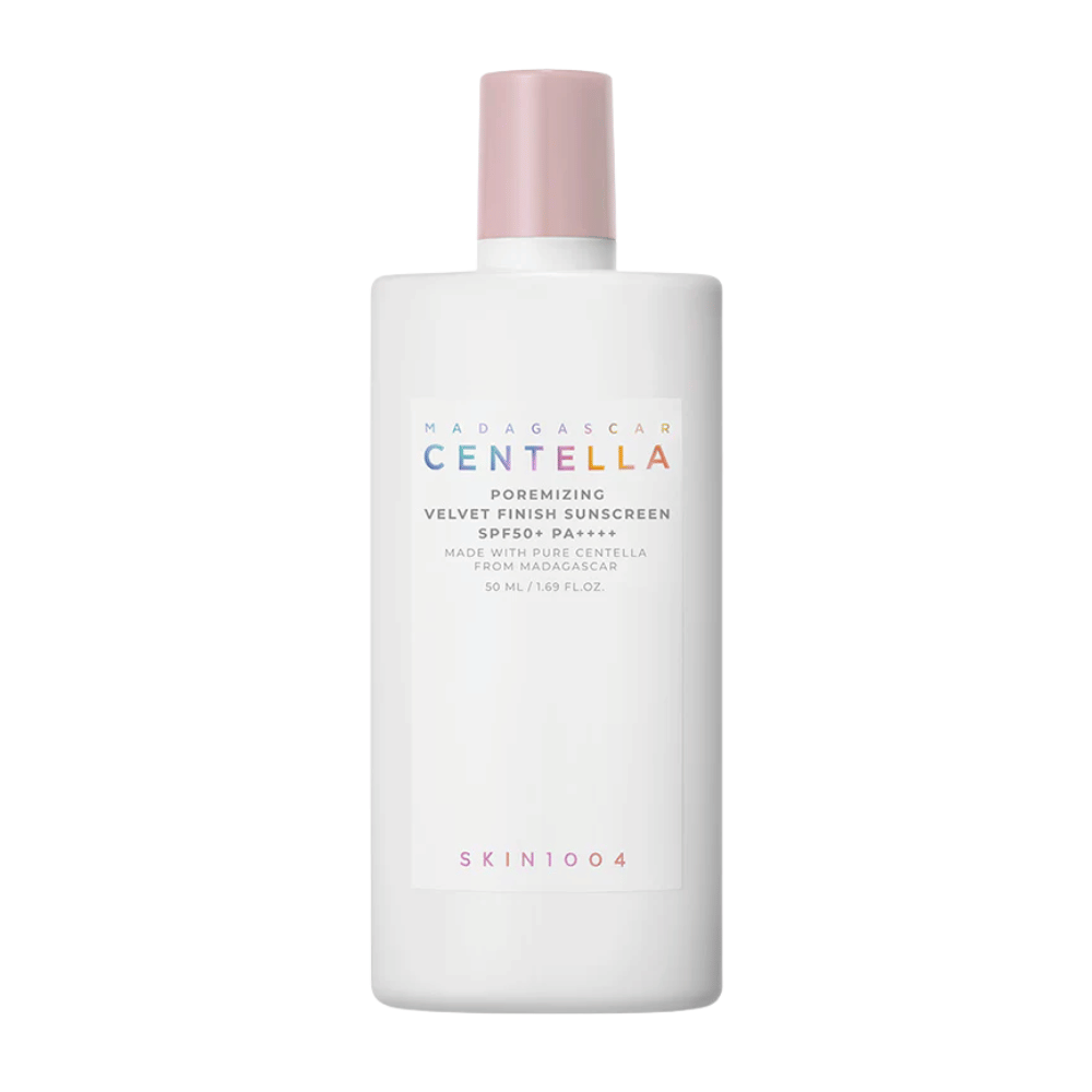 SKIN1004 Madagascar Centella Poremizing Velvet Finish Sunscreen SPF 50+ PA++++ – zonnecrème met Centella Asiatica uit Madagaskar die de huid kalmeert, glans vermindert en een hoge breedspectrum UV-bescherming biedt.