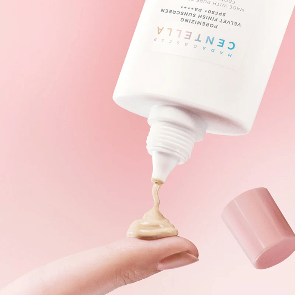 De romige textuur van SKIN1004 Madagascar Centella Poremizing Velvet Finish Sunscreen SPF 50+ PA++++ smelt samen met de huid en geeft een natuurlijke, fluweelzachte finish zonder plakkerigheid.