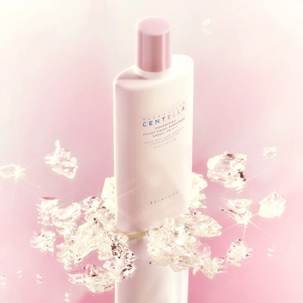 SKIN1004 Madagascar Centella Poremizing Velvet Finish Sunscreen SPF 50+ PA++++ met een lichte formule die soepel wordt opgenomen en langdurige bescherming biedt met een zacht, fluweelachtig gevoel.
