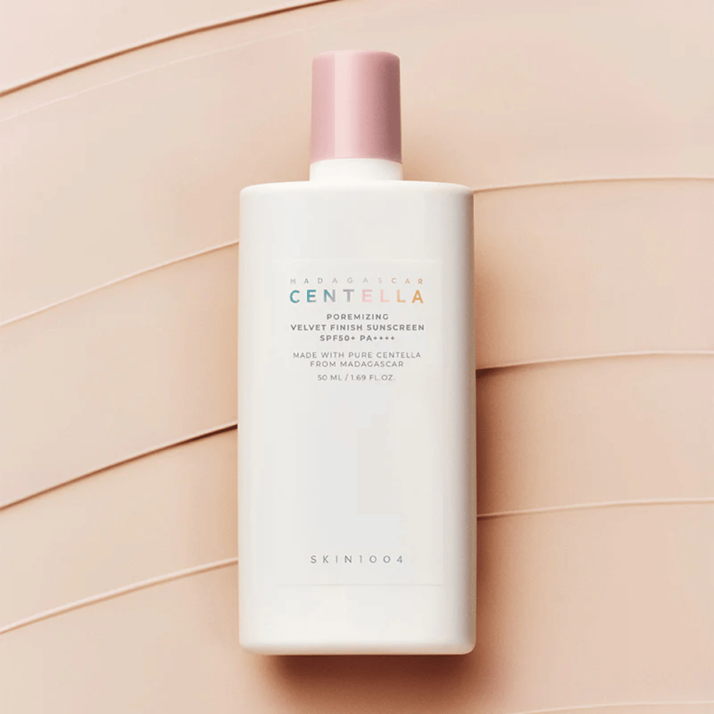 SKIN1004 Madagascar Centella Poremizing Velvet Finish Sunscreen SPF 50+ PA++++ met Centella Asiatica die de huid kalmeert en een aangename, matte finish achterlaat zonder witte waas.