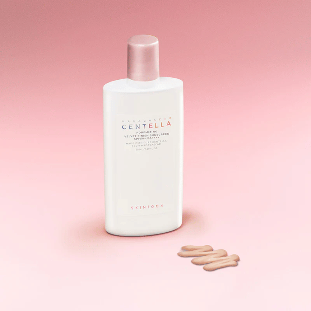 SKIN1004 Madagascar Centella Poremizing Velvet Finish Sunscreen SPF 50+ PA++++ – lichte zonnecrème met een fluweelzachte finish die de huid beschermt en helpt glans onder controle te houden.