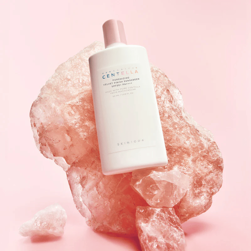 SKIN1004 Madagascar Centella Poremizing Velvet Finish Sunscreen SPF 50+ PA++++ met Centella Asiatica uit Madagaskar die de huid kalmeert en een natuurlijk matte, zachte finish geeft.