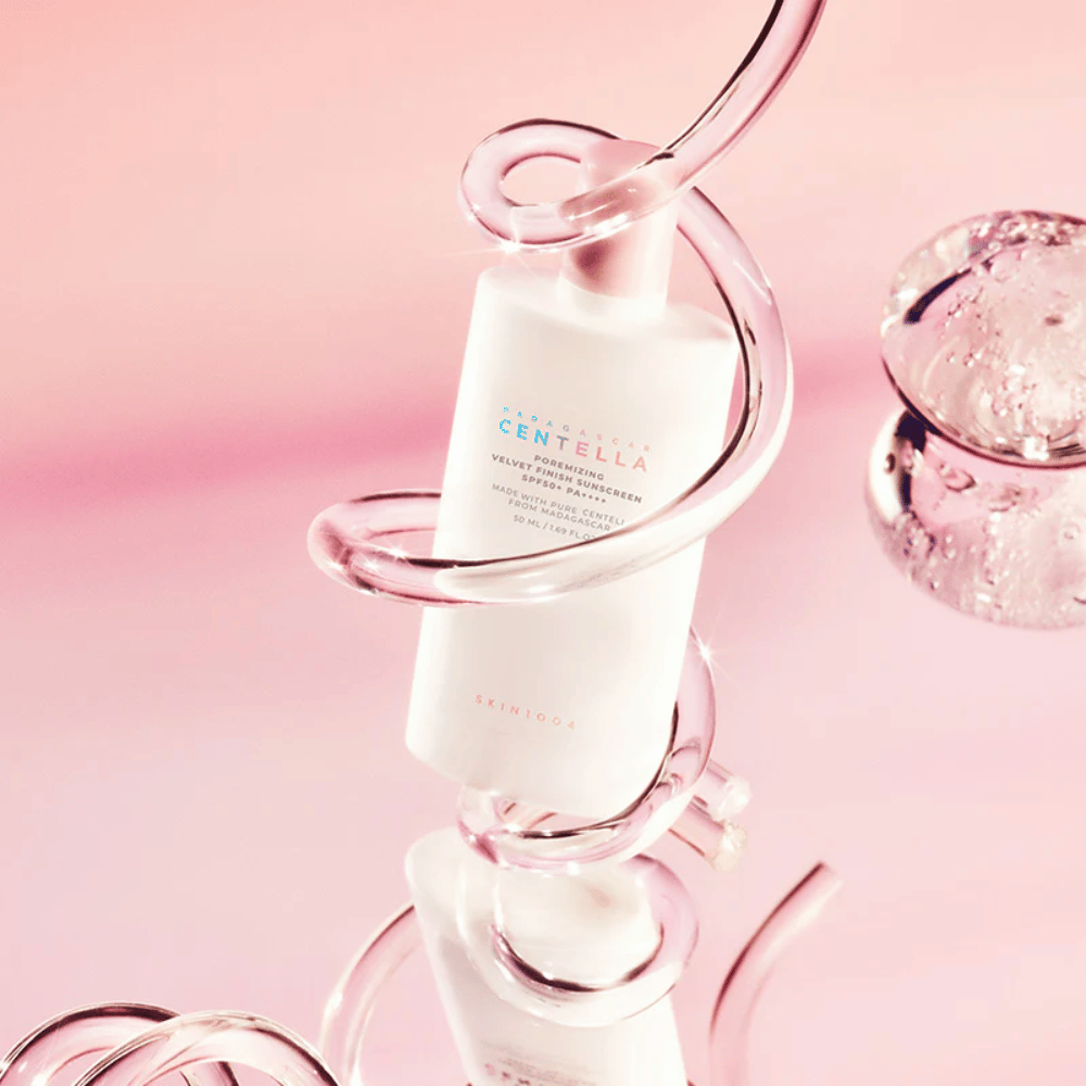 SKIN1004 Madagascar Centella Poremizing Velvet Finish Sunscreen SPF 50+ PA++++ met een fluweelzachte finish die de huid beschermt tegen UVA- en UVB-stralen en tegelijk helpt de zichtbaarheid van poriën te verminderen.