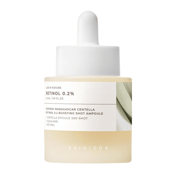 SKIN1004 Madagascar Centella Retinol 0.2 Boosting Shot Ampoule staande op witte achtergrond – mild maar effectief retinolserum voor fijne lijntjes, gladdere huid en verhoogde elasticiteit.