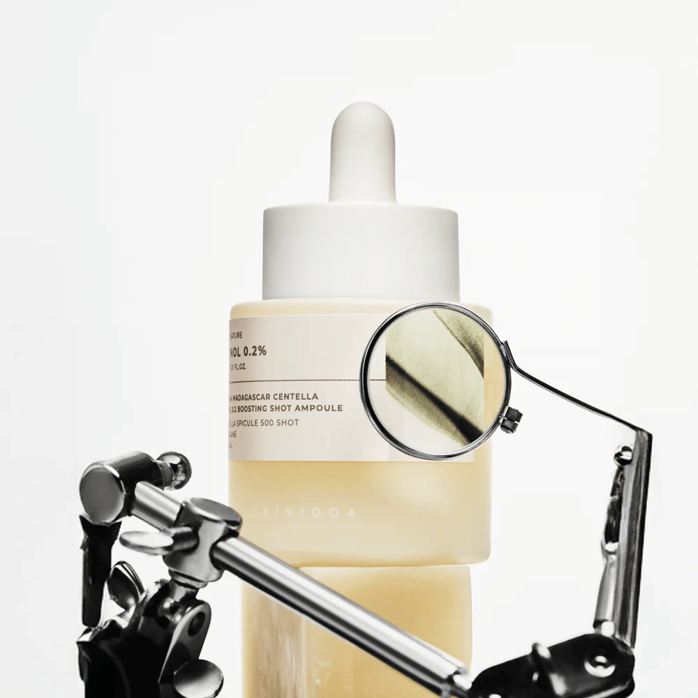 Detailafbeelding van SKIN1004 Madagascar Centella Retinol 0.2 Boosting Shot Ampoule die de actieve formule met retinol, centella spicule en squalane voor effectieve huidvernieuwing benadrukt.