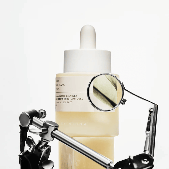 Detailafbeelding van SKIN1004 Madagascar Centella Retinol 0.2 Boosting Shot Ampoule die de actieve formule met retinol, centella spicule en squalane voor effectieve huidvernieuwing benadrukt.