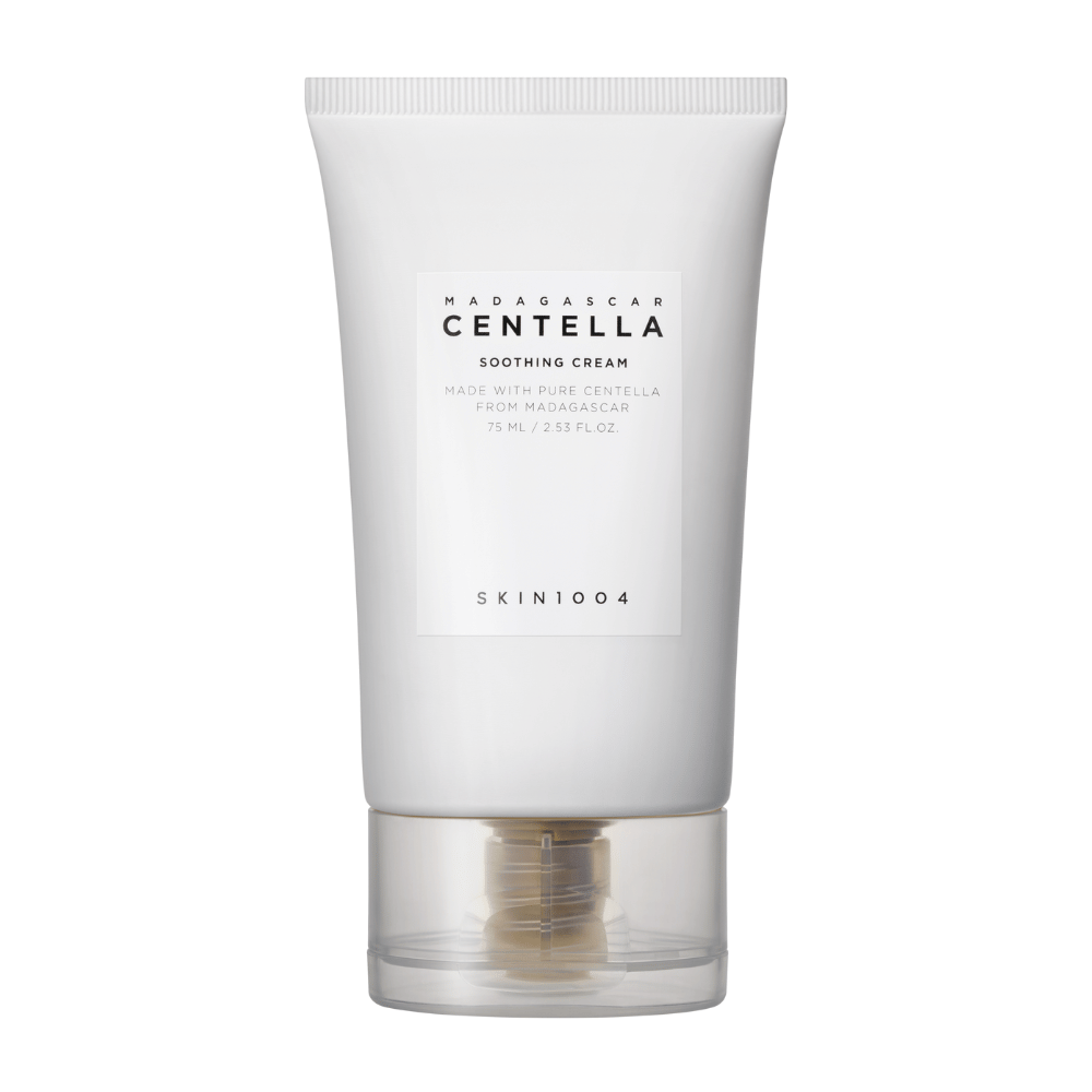 Een witte tube van Madagascar Centella Soothing Cream van SKIN1004 met een doorzichtige dop. De tekst op de tube beschrijft het product als kalmerend en gemaakt met pure Centella uit Madagaskar. De tube bevat 75 ml / 2.53 fl. oz.