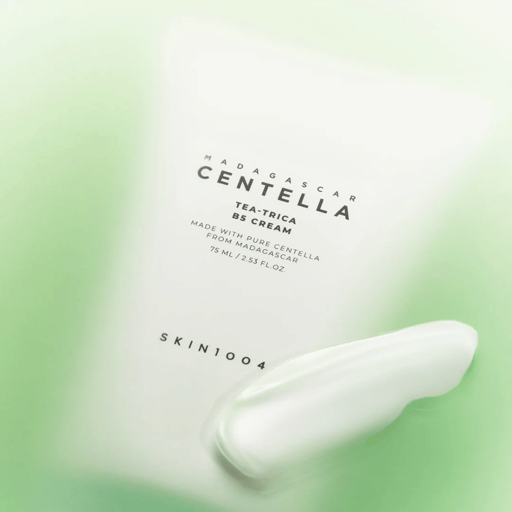 SKIN1004 Tea-Trica B5 Cream met een lichte formule die de talgproductie in balans brengt en geschikt is voor een vette en acnegevoelige huid