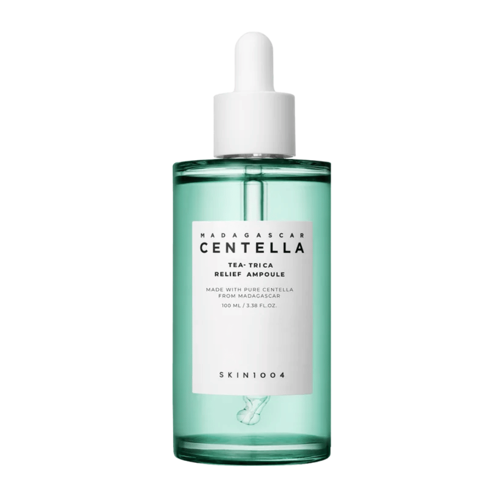 Groene doorzichtige fles met wit etiket en pipet – SKIN1004 Madagascar Centella Tea-Trica Relief Ampoule 100 ml tegen witte achtergrond.