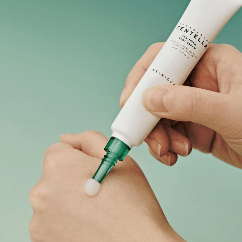Toepassing van SKIN1004 Madagascar Centella Tea-Trica Spot Cream op de huid – gerichte behandeling tegen puistjes, vlekjes en ontstoken gebieden.