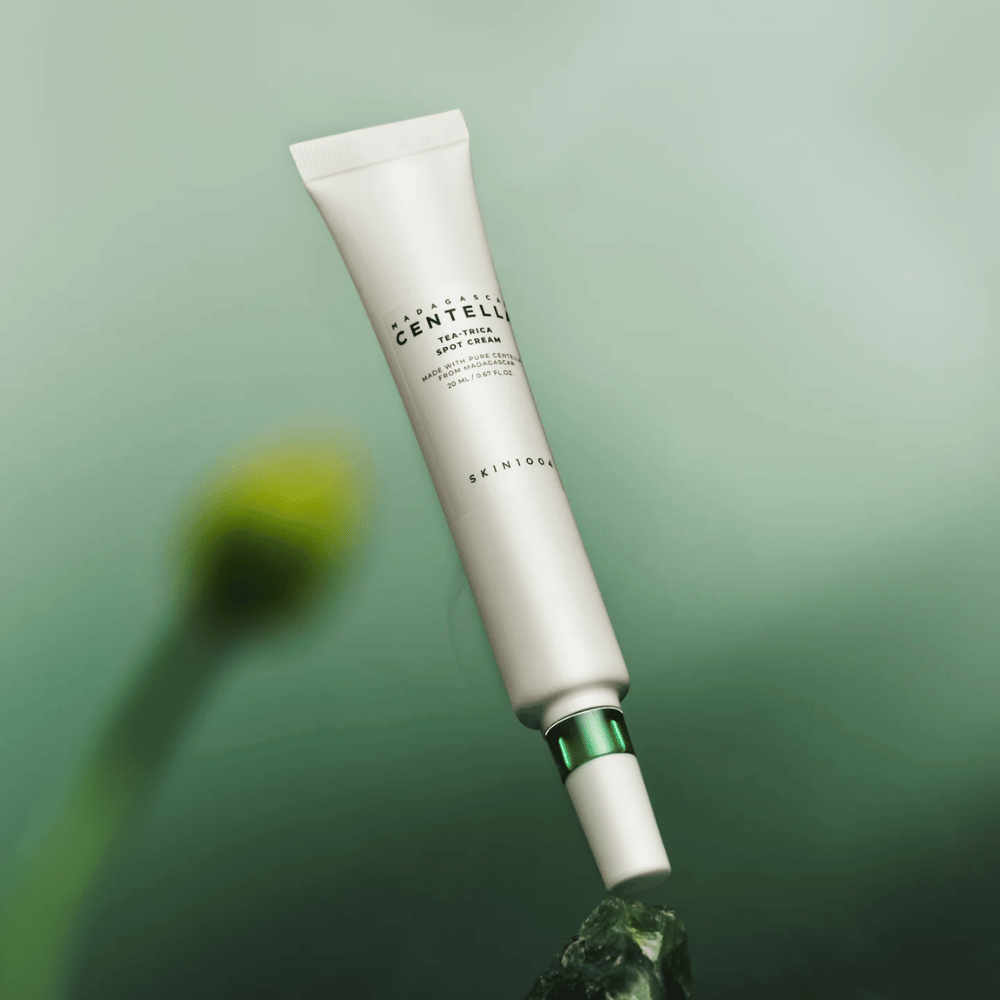 SKIN1004 Madagascar Centella Tea-Trica Spot Cream zwevend tegen een groene achtergrond – effectieve spot treatment voor acnegevoelige huid met centella uit Madagaskar.
